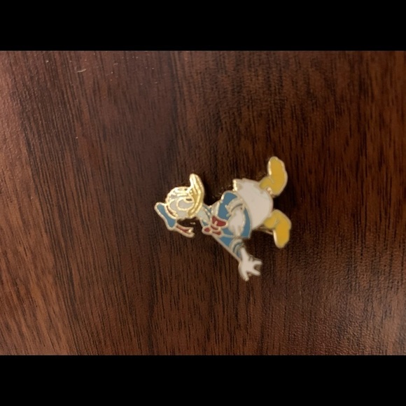 VINTAGE Walt Disney Co.  Donald Duck Pin - Picture 3 of 3